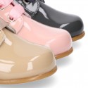 Classic pastel color patent leather ankle boots to dress with ties closure for first steps.