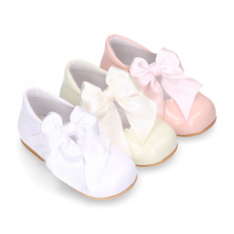 Classic sweet patent leather little Mary Janes with scallop and buckle with BOW design.