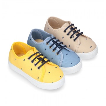 Zapatilla niños en ALGODÓN FANTASÍA para vestir con cordones.