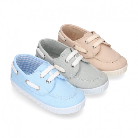 Cotton canvas boat shoes with ties closure.