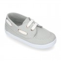 Cotton canvas boat shoes with ties closure.
