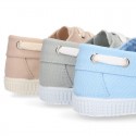 Cotton canvas boat shoes with ties closure.