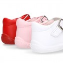 Washable leather sandal shoes with crossed strips and ribbon for little girls.