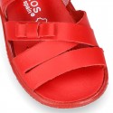 Washable leather sandal shoes with crossed strips and ribbon for little girls.