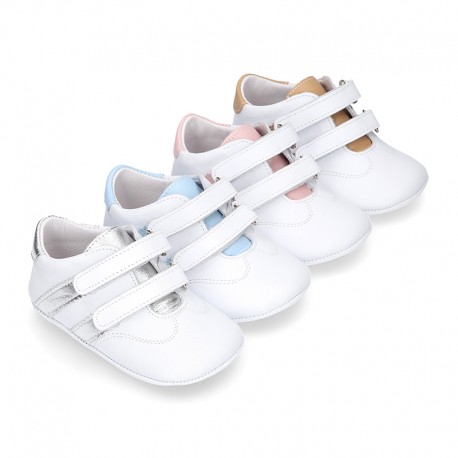 Tennis style shoes for babies laceless in leather.