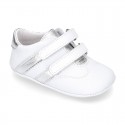 Tennis style shoes for babies laceless in leather.