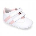 Tennis style shoes for babies laceless in leather.