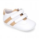 Tennis style shoes for babies laceless in leather.