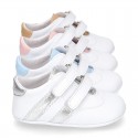 Tennis style shoes for babies laceless in leather.