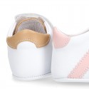 Tennis style shoes for babies laceless in leather.