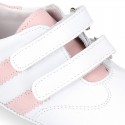 Tennis style shoes for babies laceless in leather.