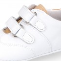 Tennis style shoes for babies laceless in leather.