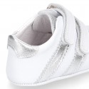 Tennis style shoes for babies laceless in leather.