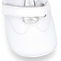 Tennis style shoes for babies laceless in leather.