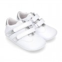 Tennis style shoes for babies laceless in leather.