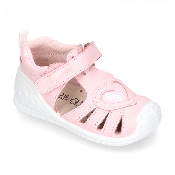 Mercedita niña tipo sandalia cierre adherente con CORAZÓN, puntera y talonera en piel lavable.
