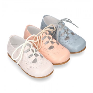 Zapatito inglesito clásico con cordones en piel EXTRA SUAVE.