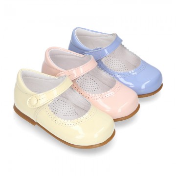 Patent leather little Mary Janes with button fastening in PASTEL colors.