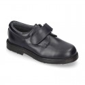 Zapato colegial tipo Blucher sin cordones en piel lisa.