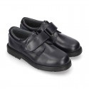 Zapato colegial tipo Blucher sin cordones en piel lisa.