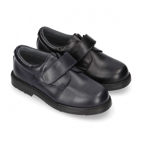 Zapato colegial tipo Blucher sin cordones en piel lisa.