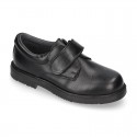 Zapato colegial tipo Blucher sin cordones en piel lisa.