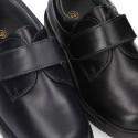 Zapato colegial tipo Blucher sin cordones en piel lisa.