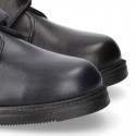 Zapato colegial tipo Blucher sin cordones en piel lisa.