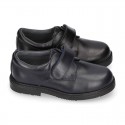 Zapato colegial tipo Blucher sin cordones en piel lisa.