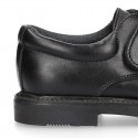 Zapato colegial tipo Blucher sin cordones en piel lisa.