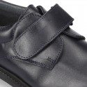 Zapato colegial tipo Blucher sin cordones en piel lisa.