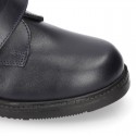 Zapato colegial tipo Blucher sin cordones en piel lisa.