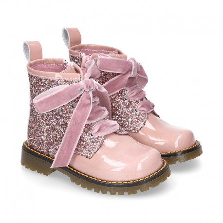 ROCK style patent leather kids boots with GLITTER and velvet ties closure.