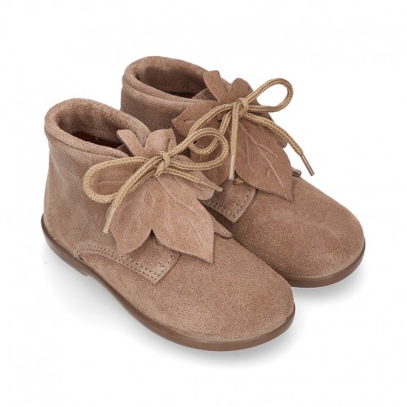 LEAF design Booties with shoelaces closure in suede leather for kids.