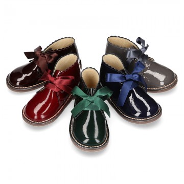 Classic Safari Boots with laces closure and waves in patent leather.