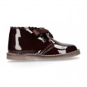 Classic Safari Boots with laces closure and waves in patent leather.