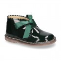Classic Safari Boots with laces closure and waves in patent leather.