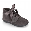 ENGLISH style design Booties with lace shoelaces in suede leather for kids.