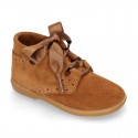 ENGLISH style design Booties with lace shoelaces in suede leather for kids.