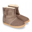 Autumn winter canvas ankle boots with hook and loop strap and fake hair lining.