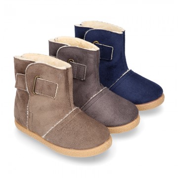 Autumn winter canvas ankle boots with hook and loop strap and fake hair lining.