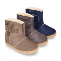 Autumn winter canvas ankle boots with hook and loop strap and fake hair lining.