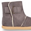 Autumn winter canvas ankle boots with hook and loop strap and fake hair lining.