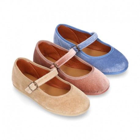 Velvet stylized Girl Mary Jane shoes with buckle fastening.