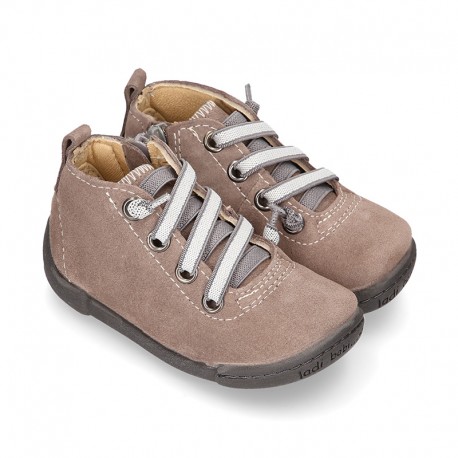 Suede leather Kids SPORT ankle boots with elastic laces and toe cap.