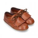 Laces up Oxford kids shoes with fringed tongue in TAN leather.