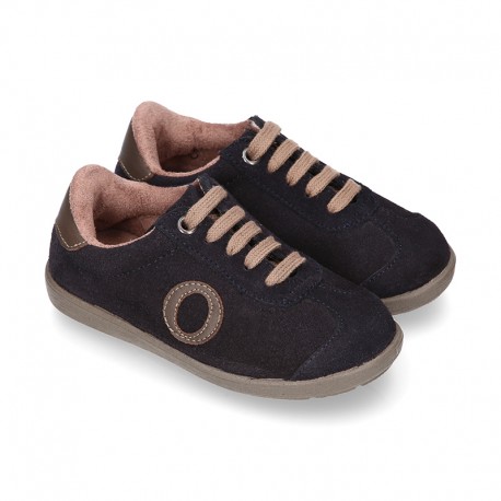 SPORT OKAA suede leather kids Tennis shoes with shoelaces closure.