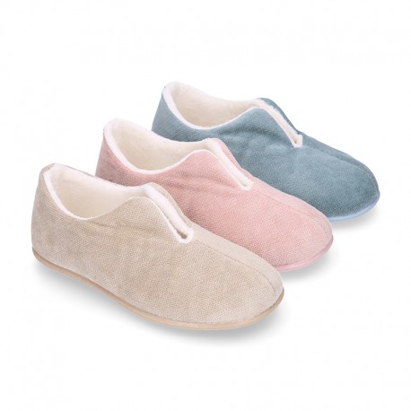 SQUARE design wool knit kids home shoes with central opening.