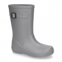 SOLID COLORS Rain boots with side buckle design for kids.