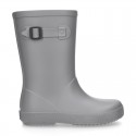 SOLID COLORS Rain boots with side buckle design for kids.